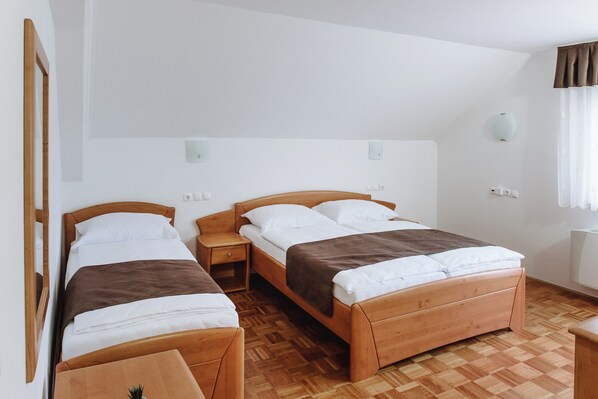 1 bedroom, internet, bed sheets - Triple Room with Balcony 107 (Zrece)