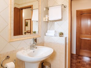Douche, sĂšche-cheveux, serviettes fournies