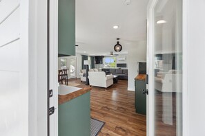 Smart TV, books - Brand new condo with large rooftop terrace above Beau Soleil restaurant (Houston)