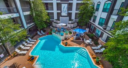 Gated 2bed in Cozy stylish Unit just a 2 min walk from the Galleria Mall