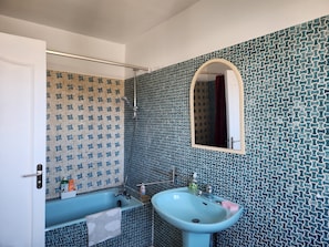 Sèche-cheveux, bidet, serviettes fournies, savon