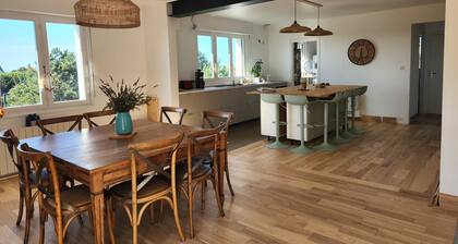 Pretty renovated villa with sea view, a few steps from the beach...