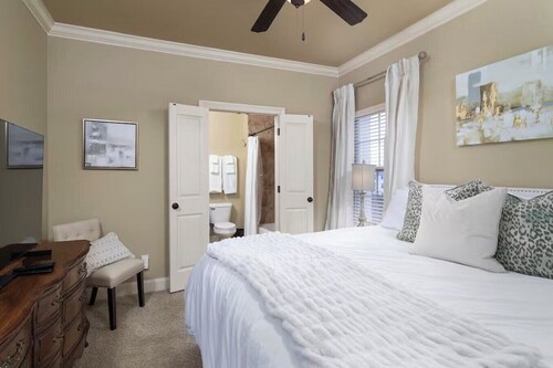 Rebel Belle - Convenient Stylish New 2 BR 2.5 Bath Condo - 1 mile to Ole Miss.