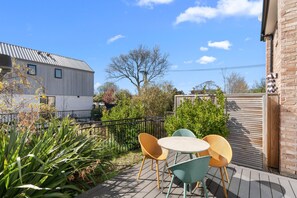 Outdoor dining - Stylish 2-Bedroom Townhouse in Merivale | Free Parking & EV Charger (Christchurch)