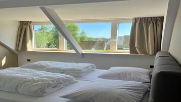 House | 18 bedrooms, bed sheets