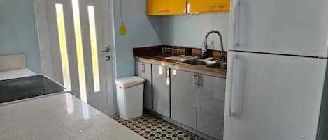 ثلاجة، ميكروويف، فرن، موقد طهي مسطح