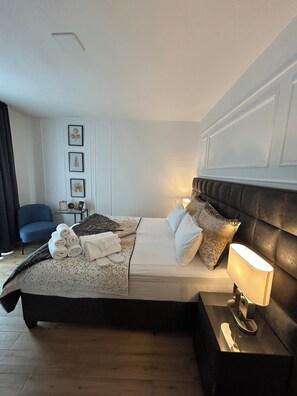 3 habitaciones, tabla de planchar con plancha, wifi y ropa de cama 