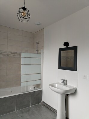 Hair dryer, toilet paper - New house, spacious, bright, quiet neighborhood in agglo, fenced. Garage (Plouharnel)
