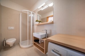 Douche, sèche-cheveux, serviettes fournies