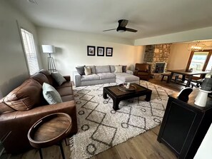 TV, fireplace, DVD player, ping pong - Home in Frankfort countryside-close to distilleries, Keeneland &Churchill Downs! (Frankfort)