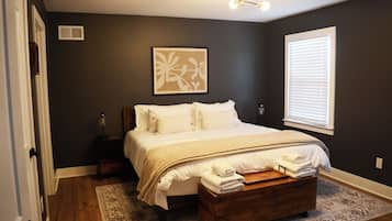 4 slaapkamers, een strijkplank/strijkijzer, gratis wifi, beddengoed