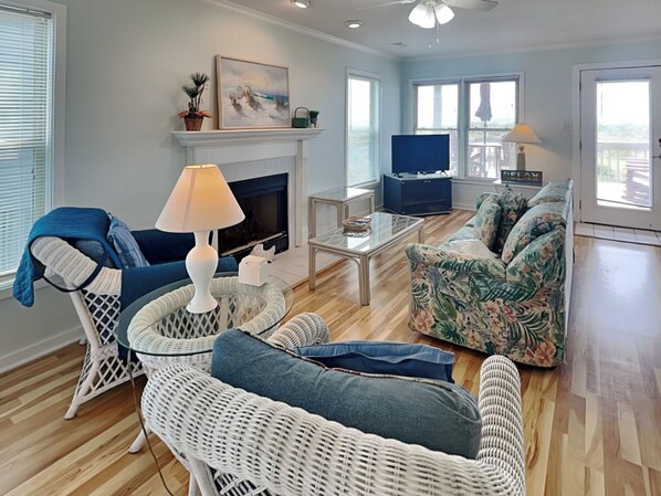 Studio (2 Bedrooms) | Living area