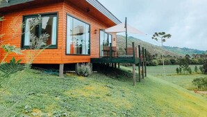 A modern wooden house with large windows and a deck. - Refúgio Serra e Flor (Urubici)