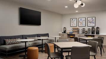 朝食 (テイクアウト)、毎日提供 (無料)