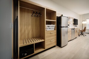 Escritorio y espacio para trabajar con laptop