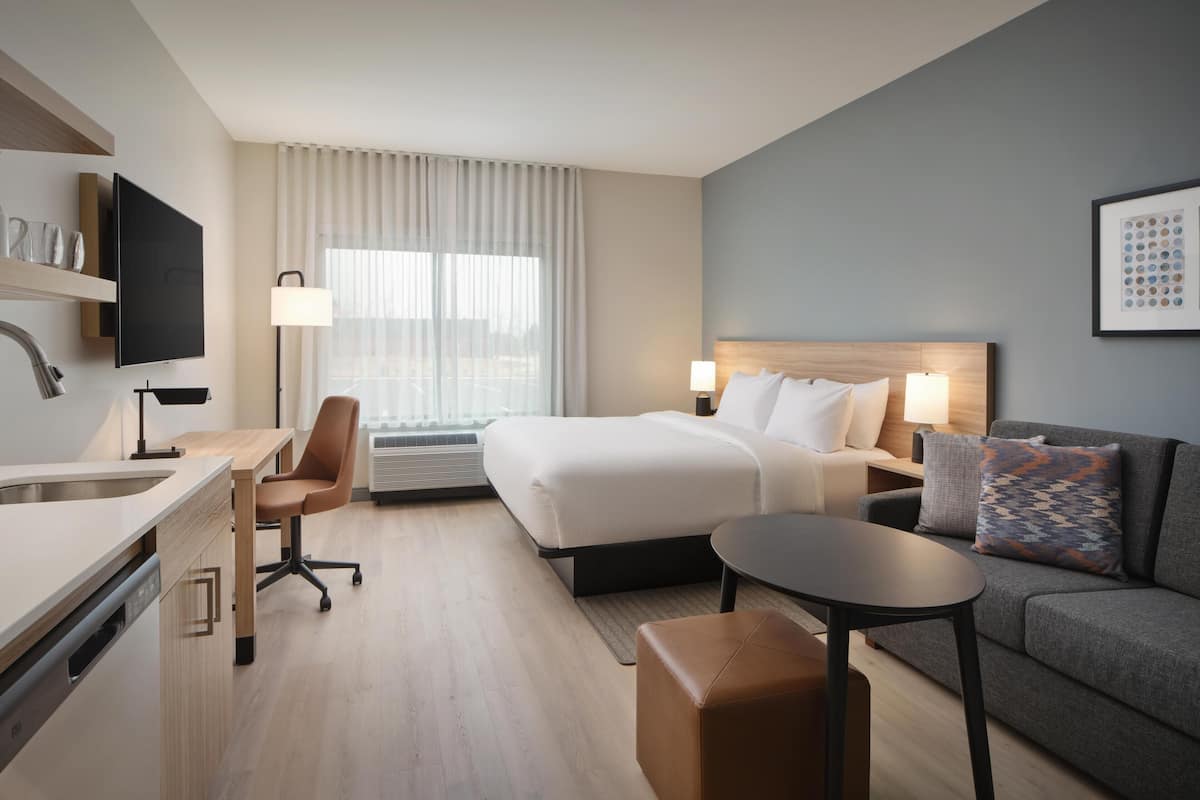 Suite estudio, 1 cama King size | Escritorio y espacio para trabajar con laptop