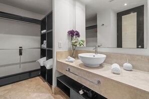 Douche, sèche-cheveux, serviettes fournies, savon