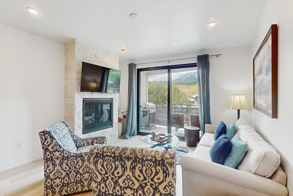 Televisión y chimenea 