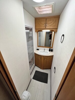 Dusche, Haartrockner, Toilettenpapier