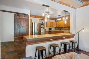 Een koelkast, een microgolfoven, een oven, een kookplaat