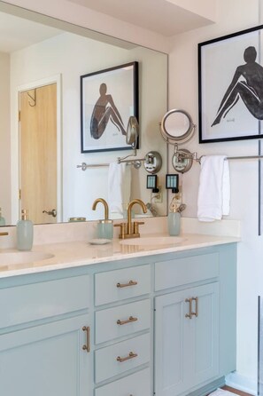 Een haardroger, handdoeken