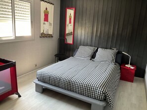 4 bedrooms, iron/ironing board, WiFi, bed sheets
