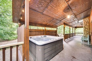Outdoor spa tub - Hot Tub + Game Room: Family Retreat in Broken Bow (Broken Bow)