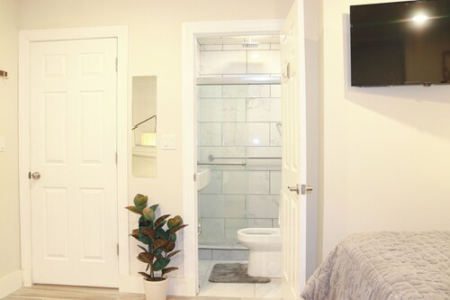 Modern & Cozy 3-Bedroom Condo near Downtown