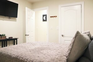 3 habitaciones, escritorio, tabla de planchar con plancha y wifi gratis