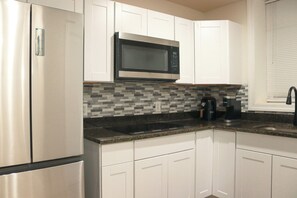 Réfrigérateur, four à micro-ondes, surface de cuisson, cafetière-théière