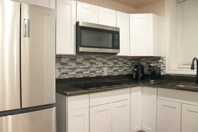 Modern & Cozy 3-Bedroom Condo near Downtown