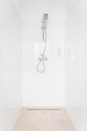 Habitación Deluxe doble, dormitorio mixto | Baño