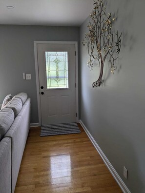 Interior - 3 Bed 1.5 Bath Quiet Countryside SFH Falmouth/Fredericksburg 2 King Beds Pets OK (Fredericksburg)