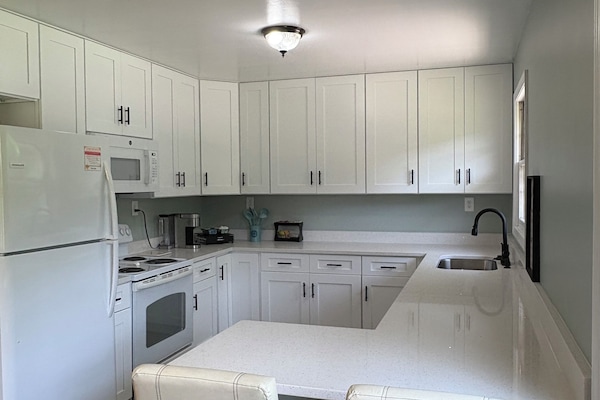 Køleskab, mikrobølgeovn, ovn, kogeplade