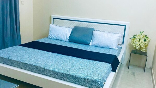 Iron/ironing board, WiFi, bed sheets