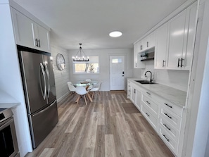 Fridge, microwave, oven, stovetop - Alpine Escape-Completely Renovated Home, 20 minutes from Jasper Park Gates (Hinton)