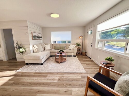 Alpine Escape-Completely Renovated Home, 20 minutes from Jasper Park Gates