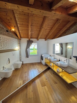 Bañera de hidromasaje, secador de pelo, bidé y toallas
