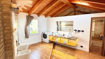 Whirlpool, Haartrockner, Bidet, HandtĂŒcher