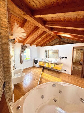 Whirlpool, Haartrockner, Bidet, Handtücher