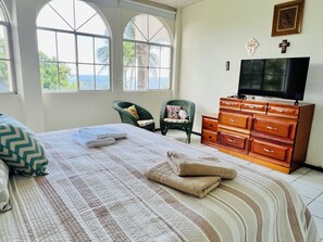 3 bedrooms, desk, free WiFi, bed sheets