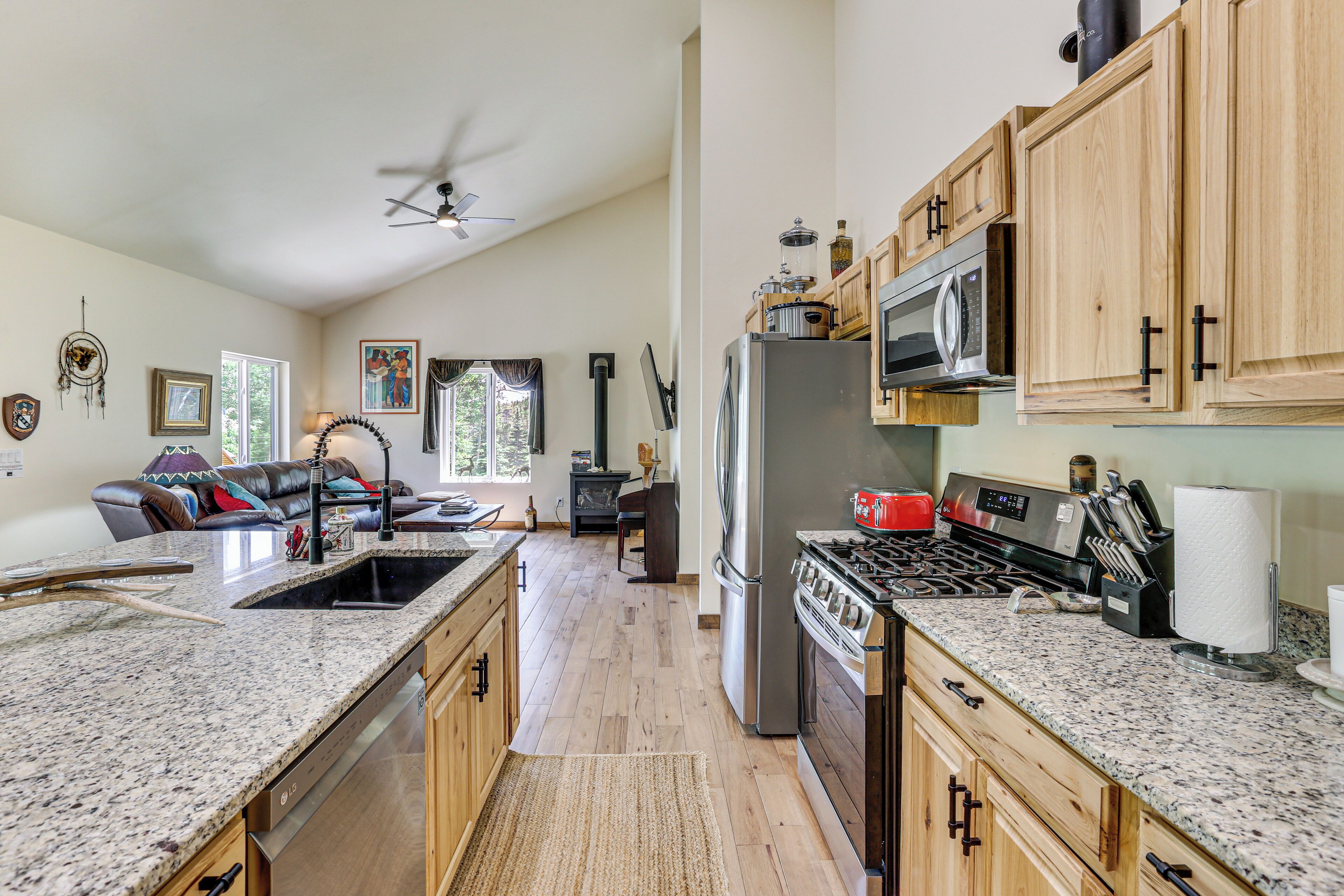 Fridge, microwave, stovetop, dishwasher
