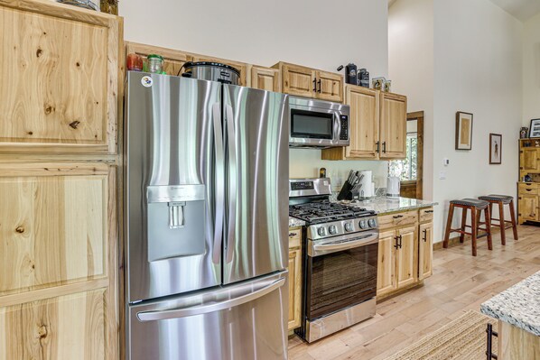 Refrigerador, microondas, placa de cocina, lavavajillas