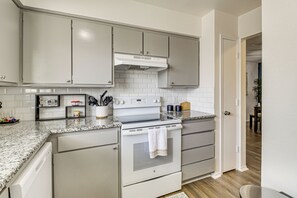 Réfrigérateur, micro-ondes, plaque de cuisson, lave-vaisselle