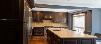 Luxury home 4BR, Pool, & 5 Mins to 401