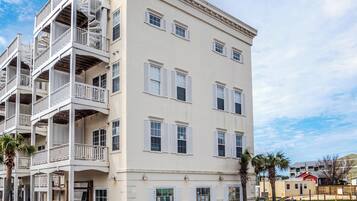 Studio (3 Bedrooms) | Property amenity