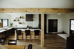 Microonde, forno, piano cottura, lavastoviglie