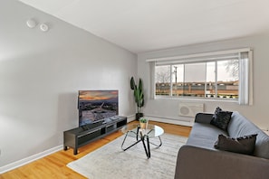 Standard Apartment, 1 Bedroom, Non Smoking, Pets Allowed | Living area