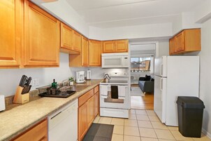 Standard Apartment, 1 Bedroom, Non Smoking, Pets Allowed | Private kitchen | Fridge, microwave, oven, stovetop