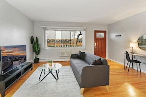 Standard Apartment, 1 Bedroom, Non Smoking, Pets Allowed | Living area